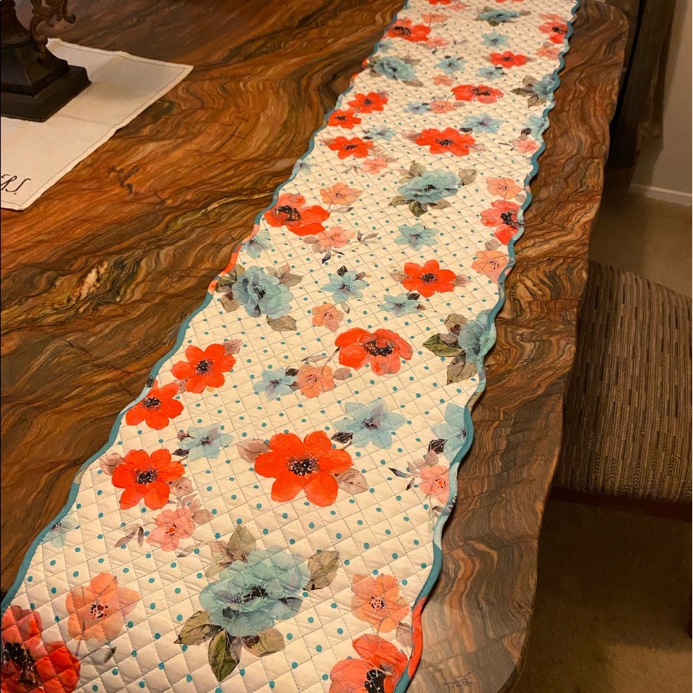 NWOT Pioneer Woman table runner